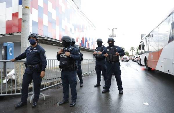 Unidades de la Policía Nacional resguardando la sede del partido PRD