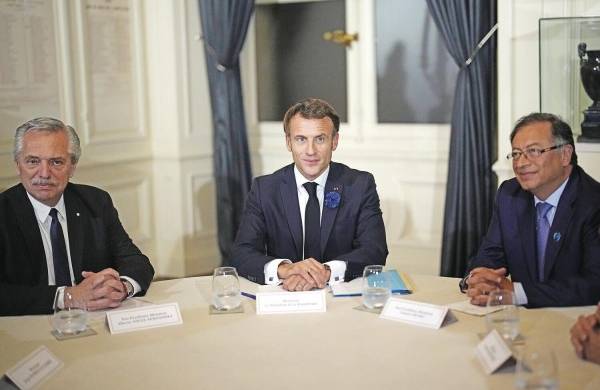 Los presidentes de Francia, Emmanuel Macron (c), de Argentina, Alberto Fernández (i) y de Colombia, Gustavo Petro