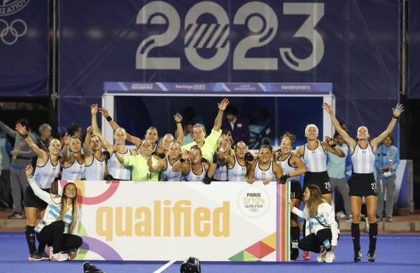 Jugadoras de Argentina posan con la medalla de oro y un aviso de clasificadas para los Juegos Olímpicos 2024 tras la final de hockey sobre hierba femenino hoy, durante los Juegos Panamericanos.