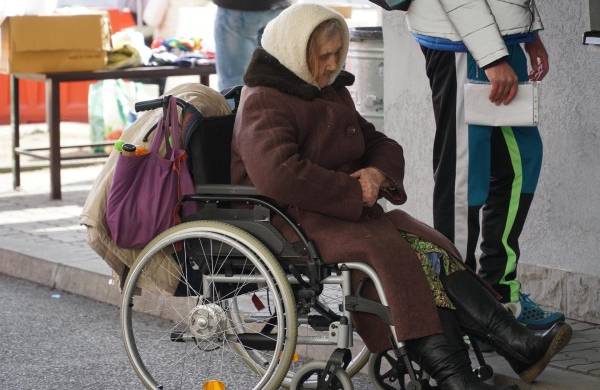 Una anciana esperando en el punto de registro de entrada de refugiados ucranianos en el paso de Korczowa, en Polonia.