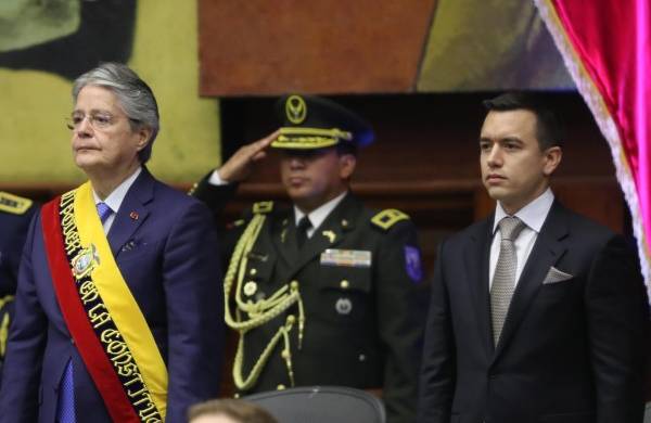 El saliente presidente de Ecuador, Guillermo Lasso (i) y el entrante, Daniel Noboa, se aprestan para la ceremonia de investidura hoy, al interior de la Asamblea Nacional, en Quito.