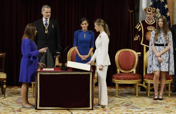 La presidenta del Congreso, Francina Armengol, calificó el acto de ‘histórico’ y definió a la princesa como ‘digna representante de este país moderno’.