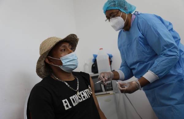Vacunan contra la covid-19 a colaboradores de Merca Panamá.