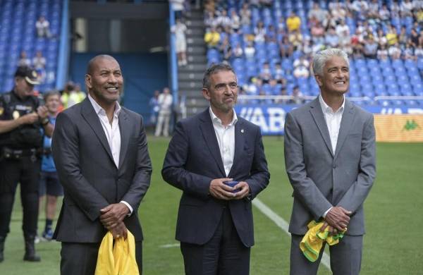 En el estadio de Riazor homenajean a dos mitos brasileños a Mauro Silva (i) y a Bebeto (d), acompañados por el presidente del Deportivo de A Coruña Álvaro García Diéguez (c).