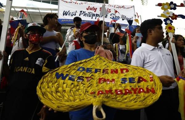 Varias decenas de personas se manifestaron con pancartas frente al consulado chino en Manila.