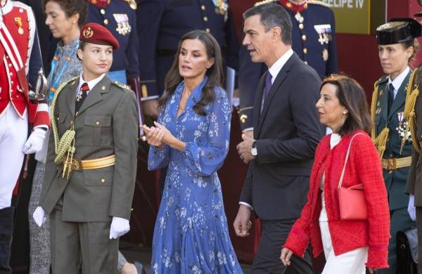 La princesa Leonor (i-d), la reina Letizia, el presidente del Gobierno, Pedro Sánchez, y la ministra de Defensa en funciones, Margarita Robles..