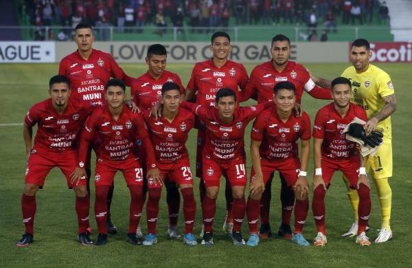 Jugadores de Malacateco posan hoy, en un partido de la Liga Concacaf entre Malacateco y Sporting SM en el estadio Pensativo en Antigua (Guatemala).