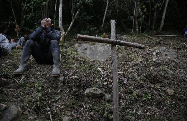 Un minero se cubre el rostro luego de un operativo militar en el corregimiento Pichendé a unos 16 km de Cali (Colombia).