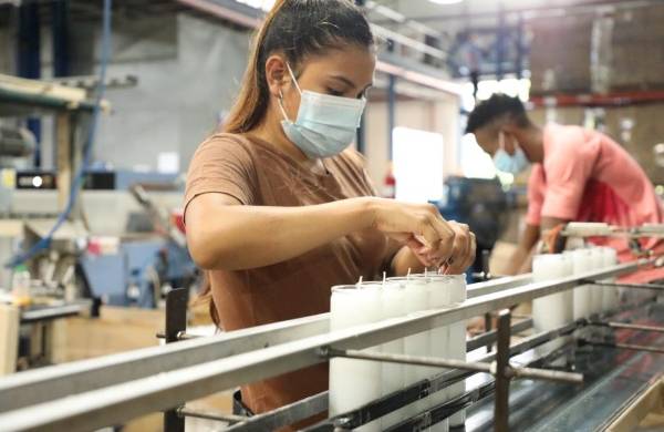 Una mujer trabaja en la fabricación de velas en Panamá.