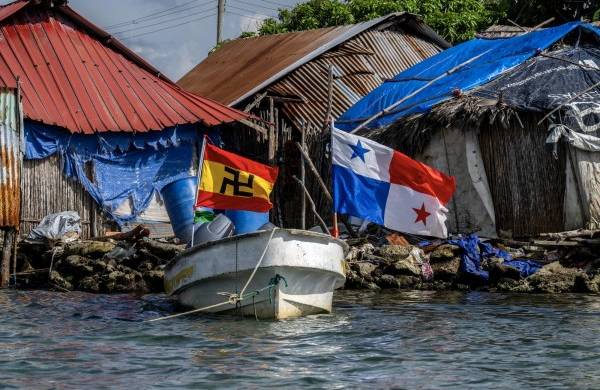 Un barco con las banderas de Panamá (R) y Guna Yala se ve en la isla de Carti Sugtupu, en la Comarca Indígena Guna Yala, Panamá, en el Mar Caribe.