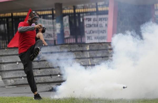 . Universitarios panameños exigen al presidente Laurentino Cortizo la congelación del costo de la gasolina.