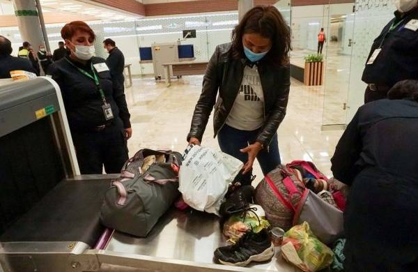 Fotografía de la Secretaría de Agricultura y Desarrollo Rural (Sader), que muestra una revisión de maletas en el aeropuerto en la Ciudad de México (México) evitando el gusano barrenador del ganado.