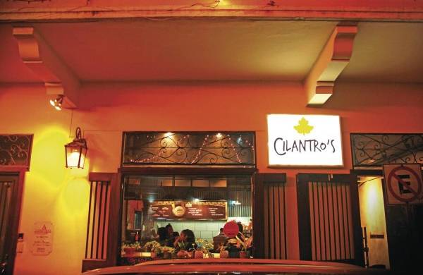 Cilantro's está ubicado en la avenida B, del Casco Antiguo. Un punto estratégico y siempre transitado por turistas y locales.
