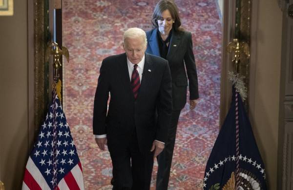 El presidente de Estados Unidos, Joe Biden (al frente), fue registrado este martes, antes de ofrecer una declaración pública, junto a su vicepresidenta, Kamala Harris