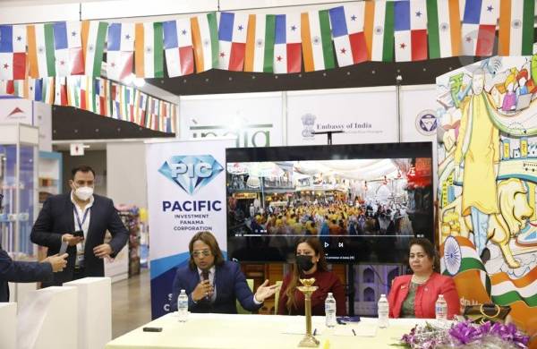 El empresario indio, Prabhakar Sharan; Yurealy Sing, directora nacional de Comercio del Ministerio de Industria; y Dolly Kaur, representante de la productora más grande de Bollywood, firman un convenio durante un evento en Ciudad de Panamá.
