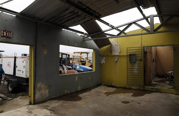 Fotografía fechada el 16 de septiembre que muestra un edificio destrozado por el huracán María en el municipio de Yabucoa, Puerto Rico.
