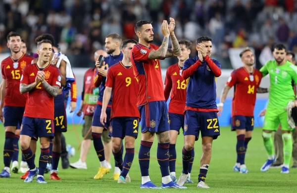 El equipo español celebrando la victoria ante Chipre.