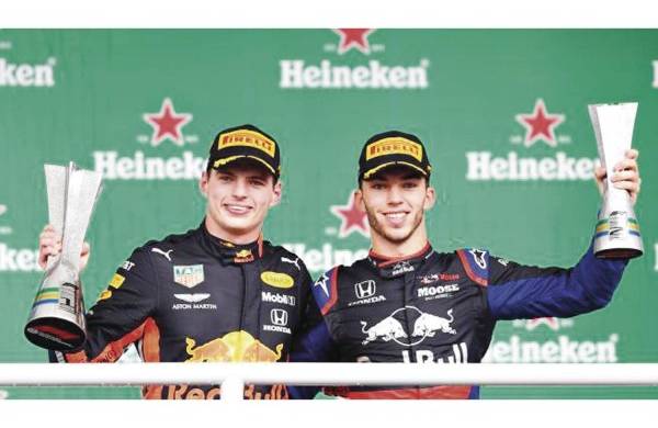 Max Verstappen y Pierre Gasly en el podio del GP de Brasil.