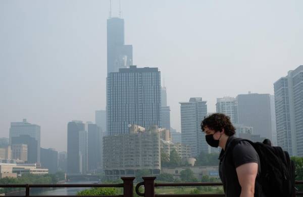 Fotografía que muestra cómo afecta el humo de los incedios en Canadá al centro de la ciudad estadounidense de Chicago, el 28 de junio de 2023.