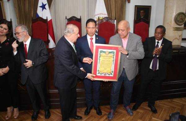 El ex diputado Elías Castillo, también recibió este reconocimiento, el cual le fue entregado por el presidente de la Asamblea Nacional, el diputado Crispiano Adames.