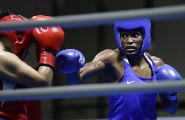 Cindy Claudio (i) de Islas Vírgenes combate con Atheyna Baylon de Panamá, en un pelea de boxeo 75 kg femenino.