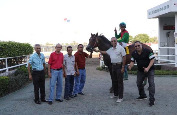 ‘Storm Ride’ en el recinto de ganadores es recibido por Eliseo Castillo, Marcos Thils, David Yau, Bartolomé Mafla y Juan Francisco Arias.