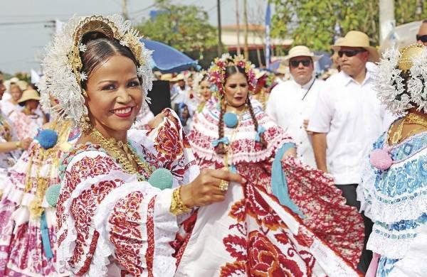 La ciudad de Las Tablas se vistió de gala con el tradicional desfile de las mil polleras en que mujeres de todas partes del país vistieron nuestro traje típico en todas sus versiones.