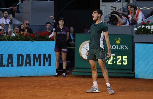 El tenista español Carlos Alcaraz celebra la victoria ante el serbio Novak Djokovic