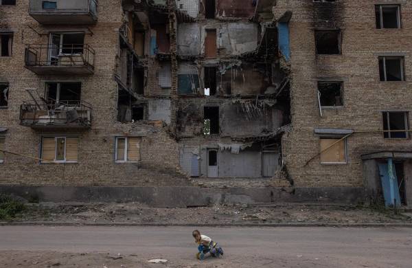 Un niño transita por una zona de guerra en Ucrania