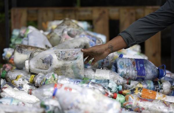 Salvador Salas estiba botellas llenas de plástico reciclable, el 9 de septiembre de 2022, en Ciudad de Panamá