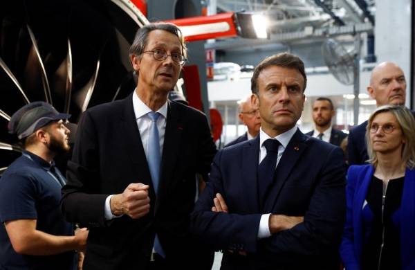 El presidente francés Emmanuel Macron (C-R) visita el sitio de Safran Aircraft Engines.