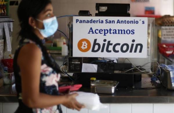 Una mujer compra alimentos en un establecimiento que aceptan pagos en bitcóin en Santa Tecla (El Salvador).