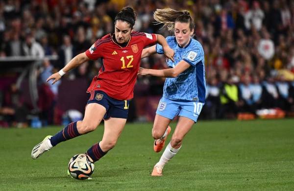 Oihane Hernández, de España, y Ella Toone, de Inglaterra, se disputan el balón en el partido final del Mundial Femenino.