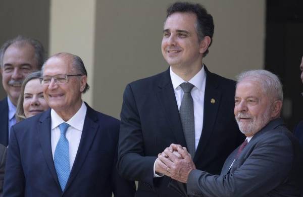 El presidente del Senado, Rodrigo Pacheco (c), recibe al presidente electo de Brasil, Luiz Inacio Lula da Silva (d), y al vicepresidente, Geraldo Alckmim (i).