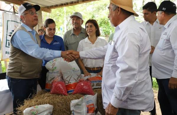 Augusto Valderrama, ministro de Desarrollo Agropecuario entrega insumos agropecuarios.