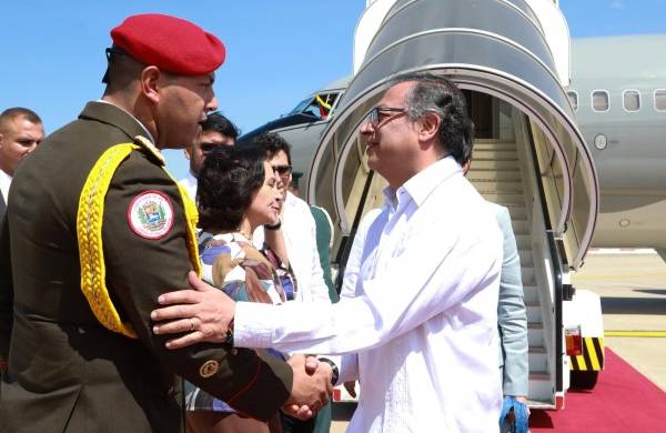 Fotografía cedida hoy, por la Presidencia de Colombia que muestra al mandatario colombiano, Gustavo Petro (d) mientras es recibido por autoridades venezolanas