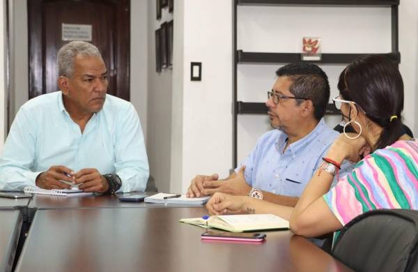 Hamed Tuñón, subadministrador de la Arap (i), Juan Carlos Villagrán, asesor técnico del proyecto PS (c) y Digna Barsallo, de MiAmbiente (d).