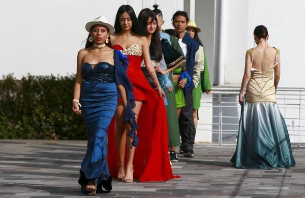 Modelos desfilan prendas de jóvenes diseñadores que se exhibirán este jueves en el Wiñary 2023.