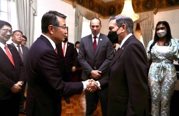 El presidente Laurentino Cortizo Cohen junto a Junichiro Ikeda, presidente de la Asociación de Dueños de Armadores de Buques de Japón. 