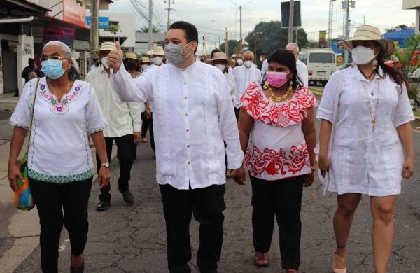 En la imagen el alcalde de Santiago, Samid Sandoval (c) junto damas, mientras recorré las calles del distrito durante las Fiestas Patrias.