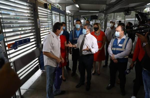 El ministro de Salud Luis Sucre instó a no bajar la guardia frente a la covid-19 y seguir los protocolos de seguridad social.