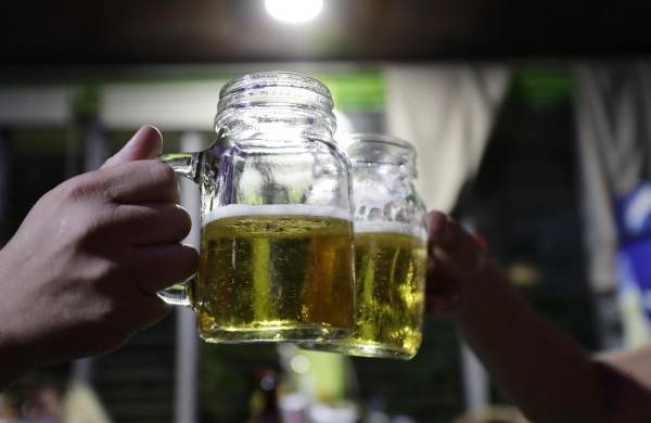 Dos hombres beben cerveza en una cervecería, el 1 de septiembre de2023, en San Salvador (El Salvador).