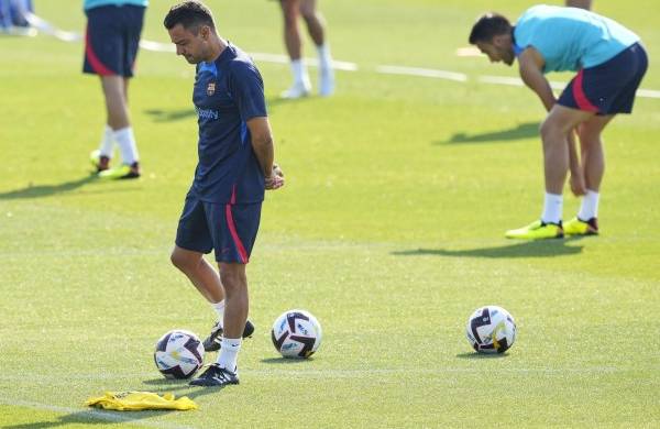 El entrenador del FC Barcelona, Xavi Hernández, dirige el entrenamiento del equipo.
