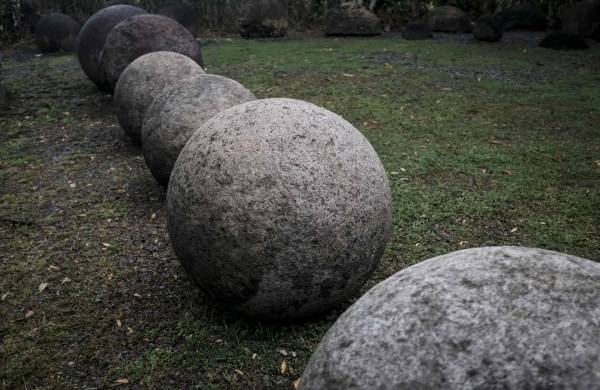 Fotografía de esferas de piedra, el 25 de agosto de 2023, en la localidad de Palmar Sur, en la provincia de Puntarenas (Costa Rica).