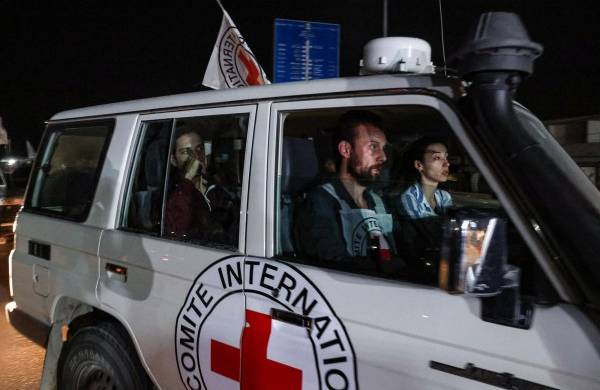 Un vehículo de la Cruz Roja Internacional transporta a uno de los rehenes liberados por Hamás.