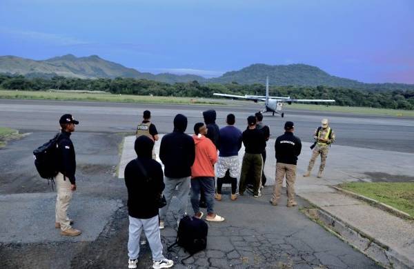 Este jueves 26 de octubre se realizó la deportación de seis ciudadanos colombianos.