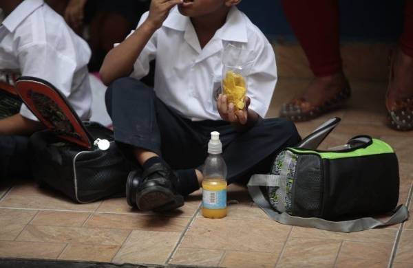Los niños y adolescentes en edad escolar se ven expuestos a diario a consumir alimentos y bebidas sin etiquetado frontal de advertencia.