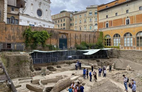 La superintendencia cultural de Roma presenta el descubrimiento del Teatro de Nerón, este miércoles, en Roma, Italia.