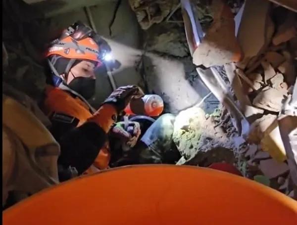 Equipos internacionales excavaron durante más de tres días para liberar al vigilante, suministrándole agua y aire mientras avanzaban entre los restos de la estructura.