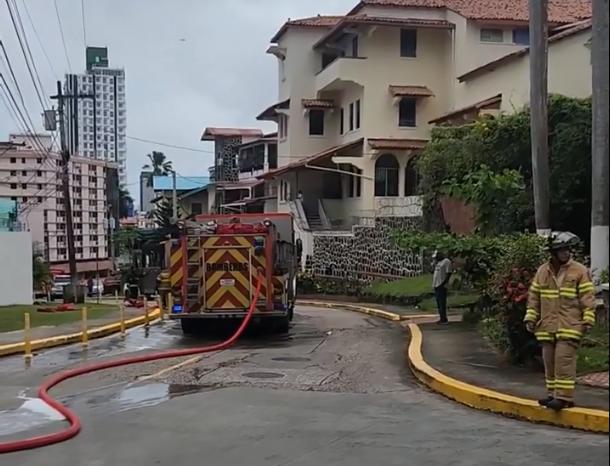 Bomberos llegan a La Cresta para atender incendio en un edificio.